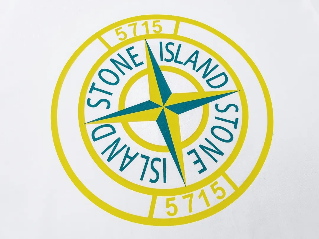 W631#P110💰 [Stone lsland/Stone Island summer new compass 5715 printed pattern short-sleeved T-shirt] ⚠️[Original creation with high control of details] - Made of 260 grams of combed cotton 32 count double yarn, soft and comfortable to the touch, sweat-absorbent and breathable. - Simple basic and versatile style, original quality, the first choice for couples. - Made in a large factory, four needles and five threads on the shoulder, neatly arranged, high quality workmanship. - Same style for men and women. Very versatile, one piece for everyone, details are clearly visible. Color: Black White Size: M L